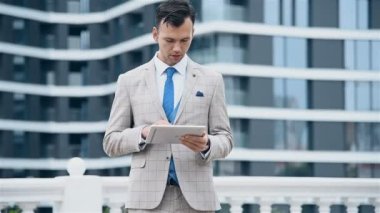 Modern Şehir Arkaplanı Üzerine Dijital Tablet Kullanan İşadamı. İş ve Bilgi İletişim Teknolojisi Konsepti. Kapat.