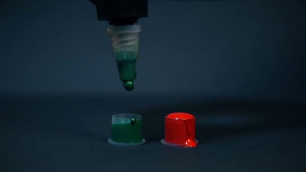 Tätowierer Gießt Grüne Tinte Einen Kleinen Plastikbecher Art Design Konzept — Stockvideo