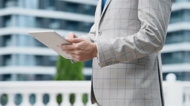 Modern Gökdelen Arkaplanı 'nda İşadamı Eller Dijital Tablet Bilgisayar Kullanıyor. İş ve Bilgi Teknolojisi Konsepti. Kapat.