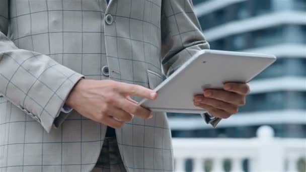 Hands Businessman Arbeiten Digitalen Tablet Computer Freien Geschäfts Und Informationstechnologie — Stockvideo