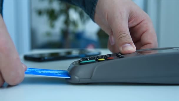 Kredi Kartını Terminale Yerleştirir Ödeme Için Şifreyi Girer Elektronik Para — Stok video