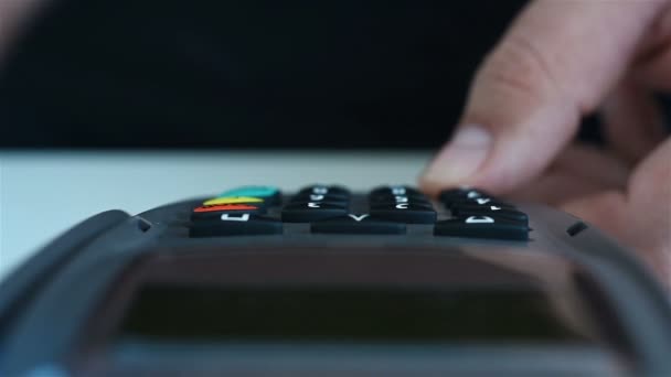 Betaal Creditcard Voor Het Uitgeven Van Geld Met Pos Terminal — Stockvideo