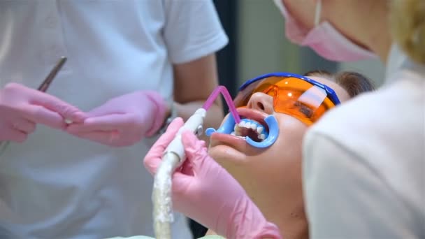 Dentysta Asystent Stosuje Żel Wybielający Zębów Pacjenta Wybielanie Zębów Klinice — Wideo stockowe