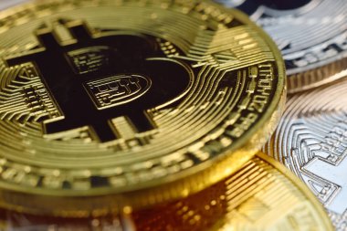 Bitcoin sembollü altın kripto paralar. Kripto para birimi ve sanal para kavramı. Kapat.