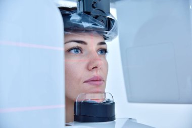 Kadın hasta klinikte dişçi tomografisi çekiyor. Diş sağlığı ve sağlık hizmetleri kavramı.