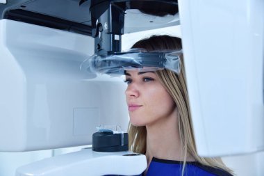 Kadın hasta, klinikte dişçiye tomografi çektirmiş. Diş sağlığı ve sağlık hizmetleri kavramı.