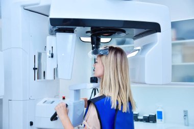 Kadın hasta dişçi tomografisi yapıyor. Diş ve sağlık hizmetleri konsepti. Kapat.