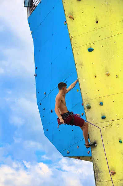 Climber hanging on a rope — Stock Photo, Image