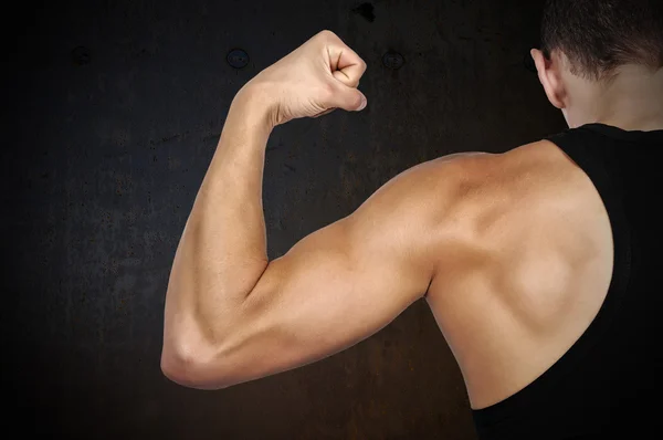 Uomo che mostra muscoli — Foto Stock