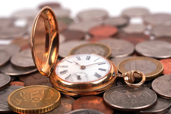 Zegarek kieszonkowy i monety — Zdjęcie stockowe