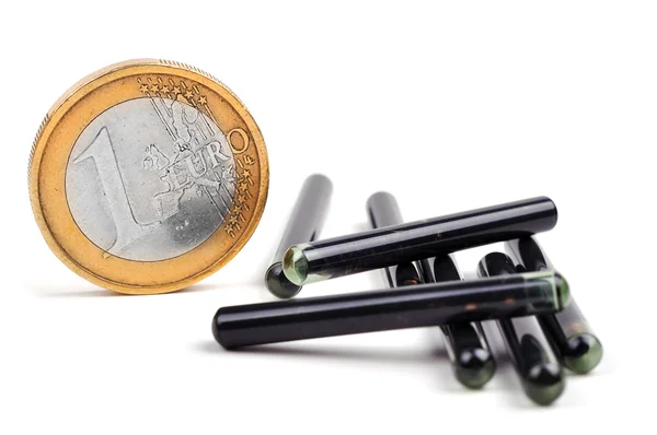 Евро рядом с имплантатами животных — стоковое фото