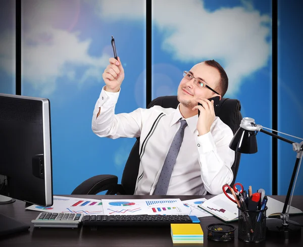Hombre de negocios sentado en la oficina —  Fotos de Stock