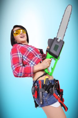 Elektrikli testere ile kız