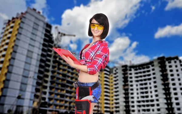 Mulher construtor com prancheta — Fotografia de Stock