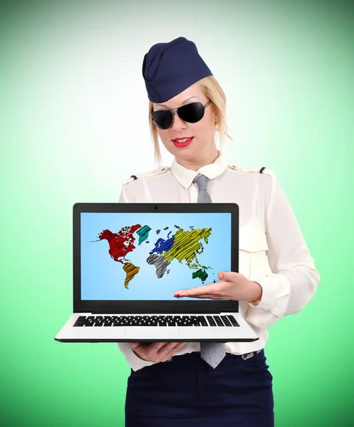 Stewardessa posiadania laptopa — Zdjęcie stockowe