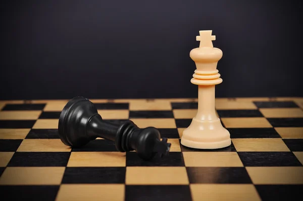 Defeated black king of chess — Stock Photo, Image