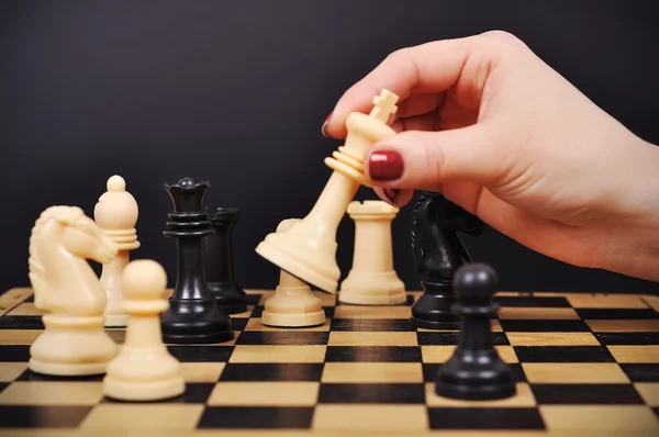 Шаховий король робить крок — стокове фото