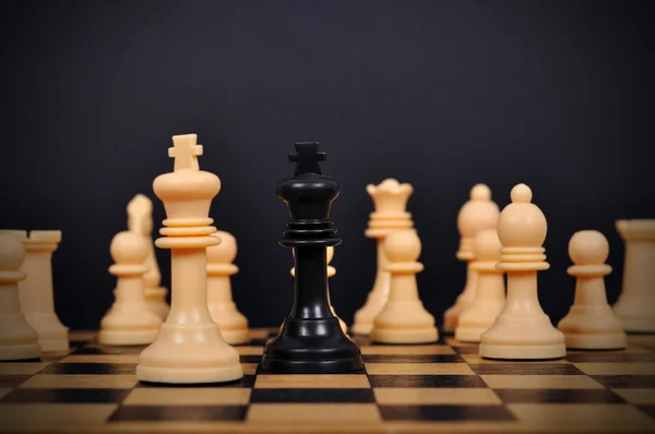 Chess king omgiven — Stockfoto