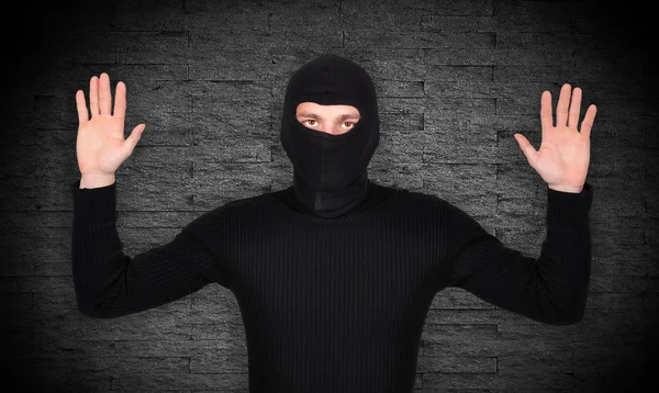 kaldırdı hırsız eller yukarı