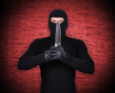 adam tutarak bıçak