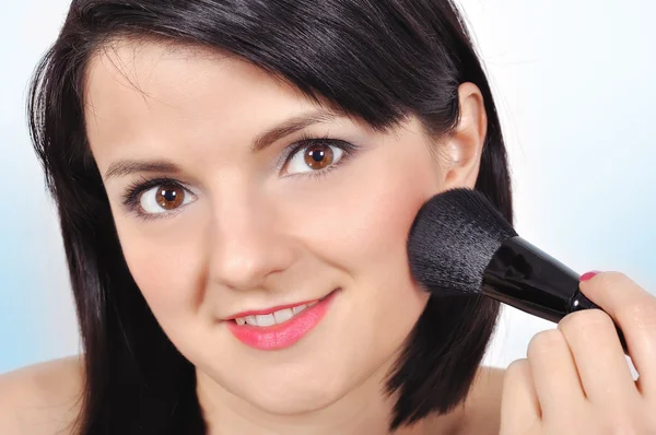 Žena se štětcem na make-up — Stock fotografie