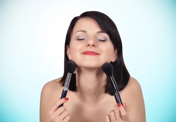 Dívka držení dvou makeup kartáč — Stock fotografie