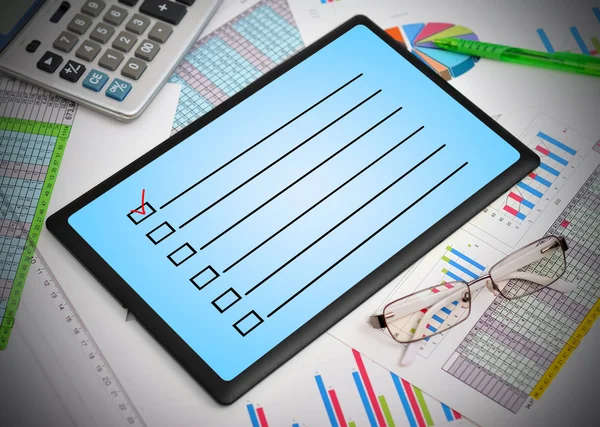 Tablen met checklist — Stockfoto