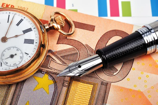Zlaté hodinky a euro bankovky — Stock fotografie