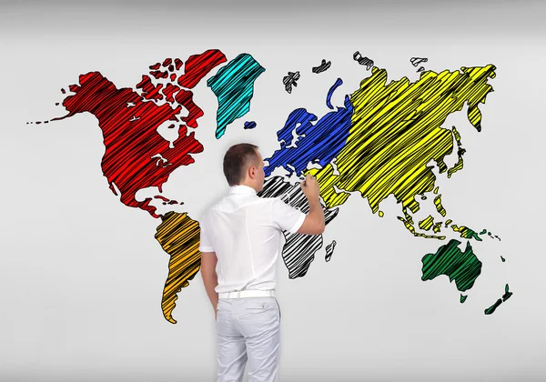 Бизнесмен рисует карту мира — стоковое фото