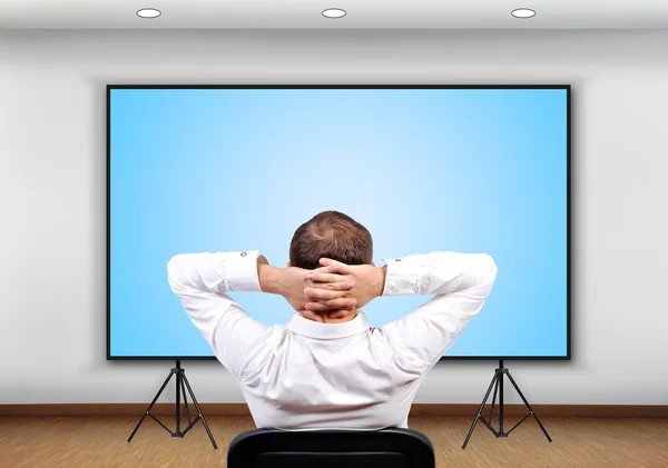 Hombre de negocios mirando al panel de plasma — Foto de Stock