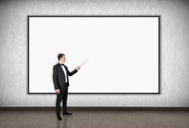 Elinde işaret olan bir iş adamı.