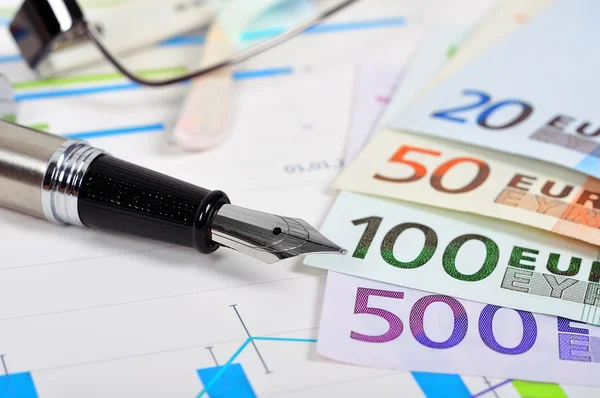 Tintenstift und Euro — Stockfoto