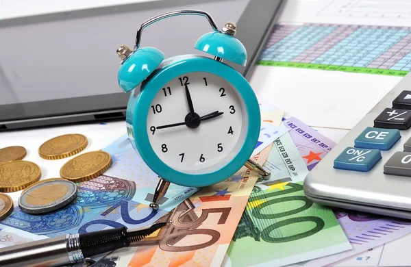 Saat ve euro para — Stok fotoğraf