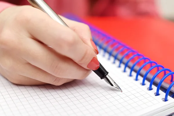 Mano con penna a inchiostro — Foto Stock