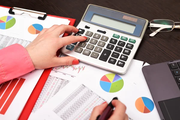 Frau arbeitet — Stockfoto