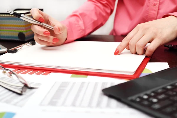 Mujer escribiendo —  Fotos de Stock