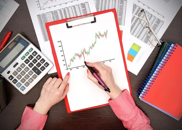 Woman drawing stock chart — Stock Photo, Image