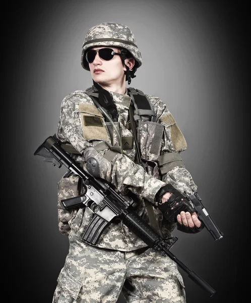 Soldat américain tenant une arme — Photo
