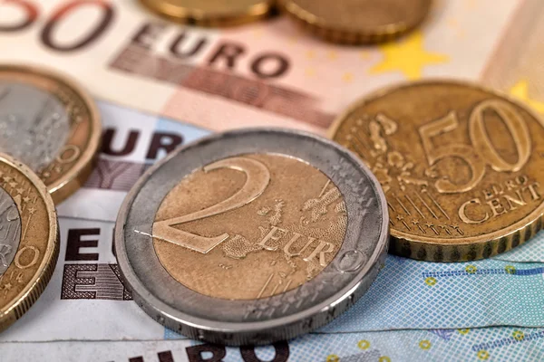 Евро купюры и монеты — стоковое фото