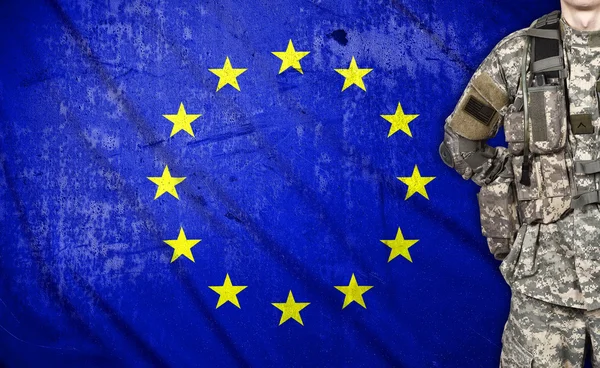 Soldat avec drapeau de l'Union européenne — Photo