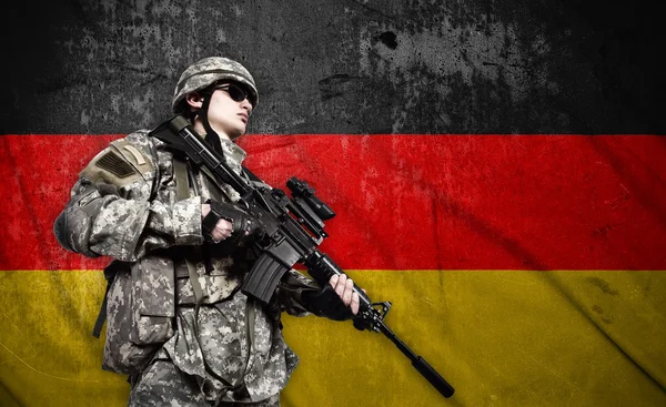 兵士のドイツの旗の背景に — ストック写真