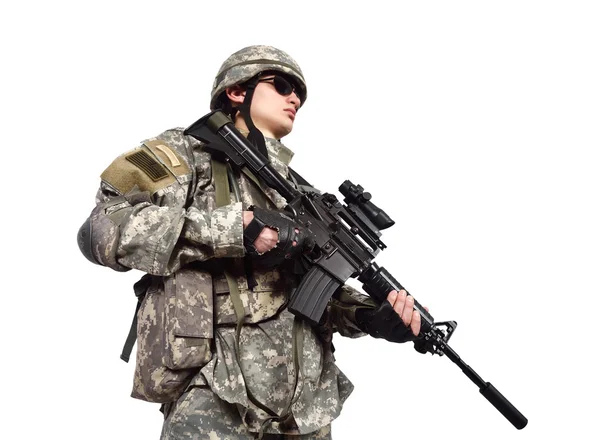 Soldado sosteniendo su rifle de asalto — Foto de Stock