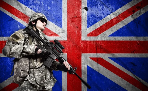 Soldado sobre fondo de bandera de Inglaterra — Foto de Stock