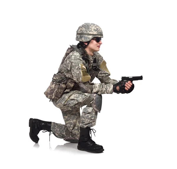 Soldat schießt mit Waffe — Stockfoto