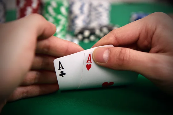 Jogador de poker com dois ases — Fotografia de Stock