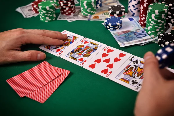 Jogador que joga cartas de poker — Fotografia de Stock