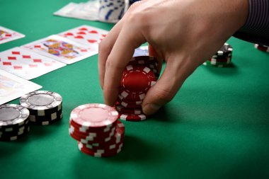 Satıcı kırmızı poker fişleri toplar