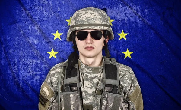 Soldat et drapeau de l'Union européenne — Photo