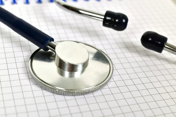 Stethoscope on note pad — Stock Photo, Image