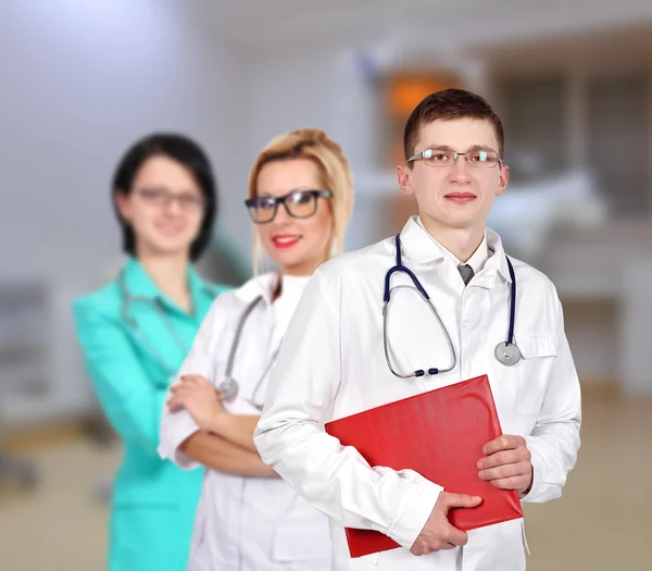 Docteur avec ses collègues — Photo